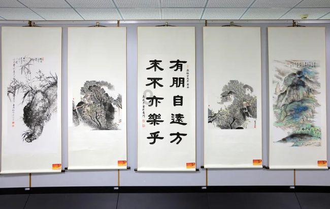 救援爱图画的男孩